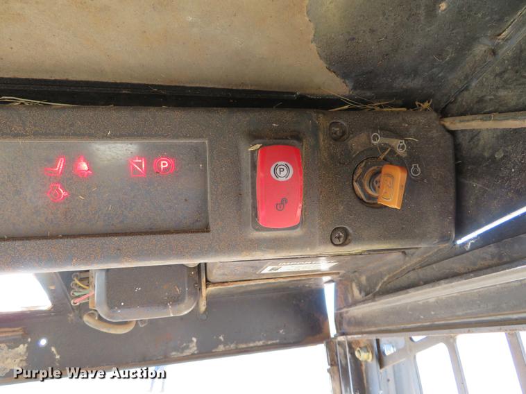 image for item DC0914 2006 John Deere 332 skid steer