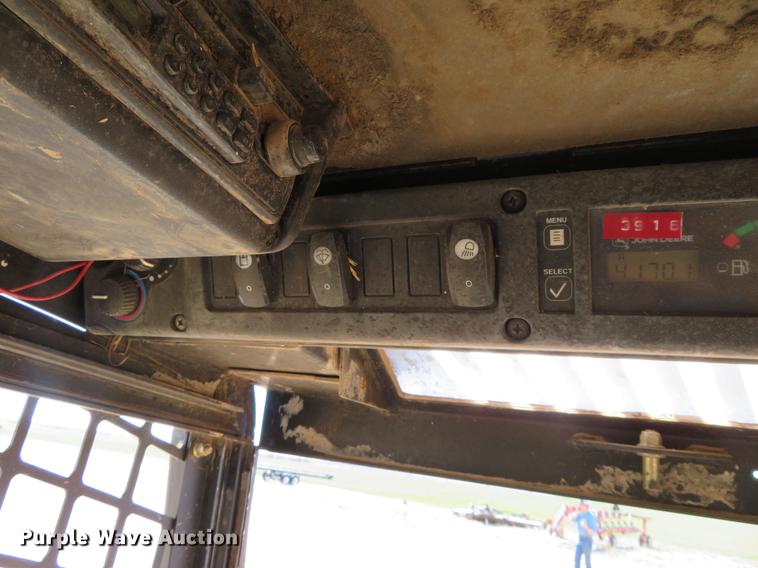 image for item DC0914 2006 John Deere 332 skid steer