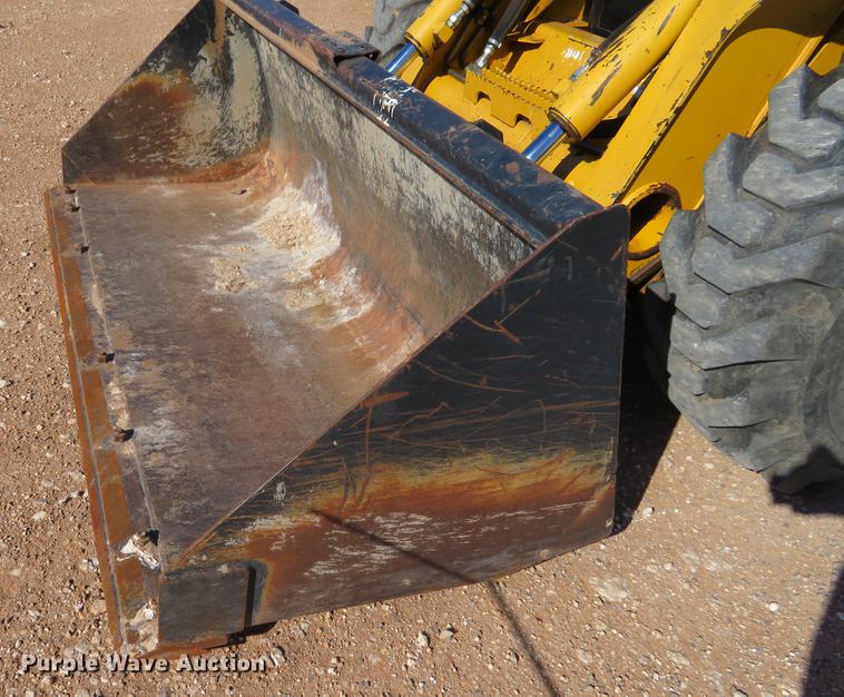 image for item DC0914 2006 John Deere 332 skid steer