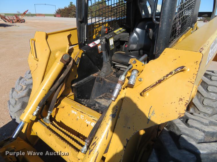 image for item DC0914 2006 John Deere 332 skid steer