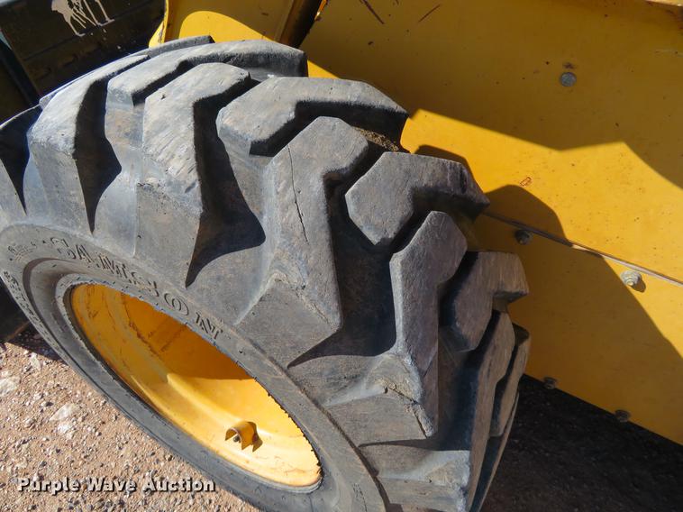 image for item DC0914 2006 John Deere 332 skid steer