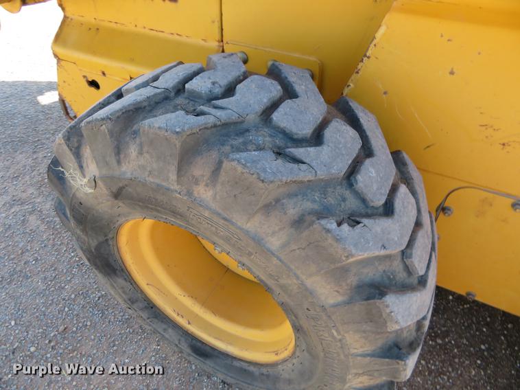 image for item DC0914 2006 John Deere 332 skid steer