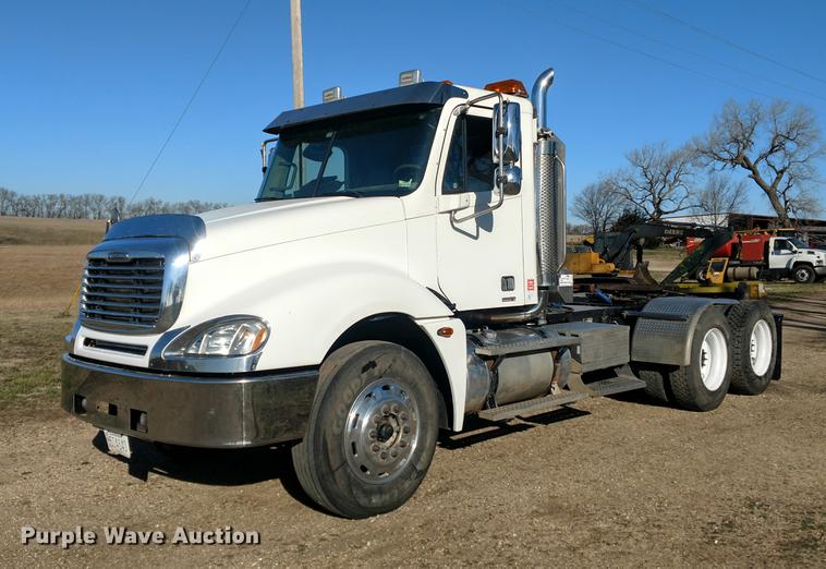 image for item DC0933 2006 Freightliner Columbia semi truck
