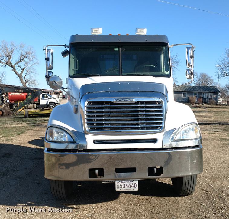 image for item DC0933 2006 Freightliner Columbia semi truck