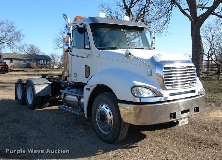 image for item DC0933 2006 Freightliner Columbia semi truck