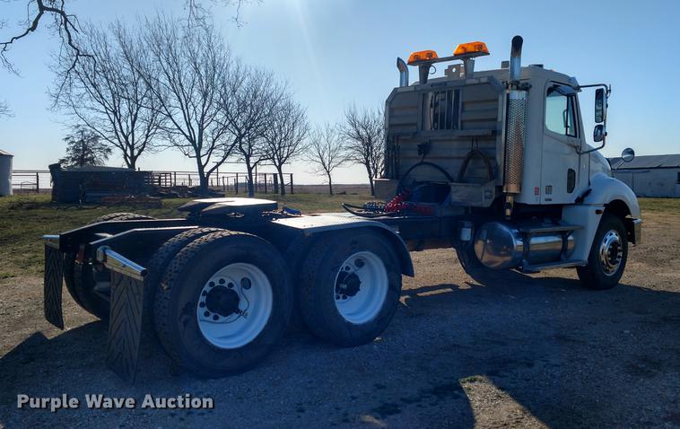 image for item DC0933 2006 Freightliner Columbia semi truck