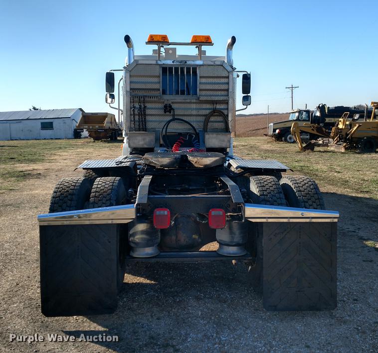 image for item DC0933 2006 Freightliner Columbia semi truck