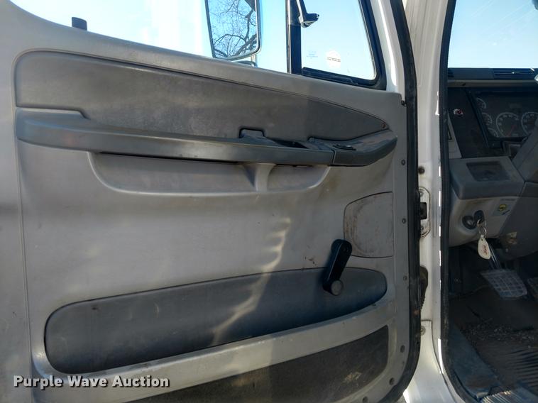 image for item DC0933 2006 Freightliner Columbia semi truck