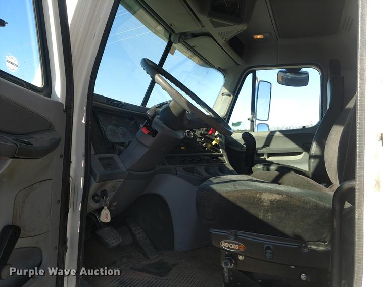 image for item DC0933 2006 Freightliner Columbia semi truck