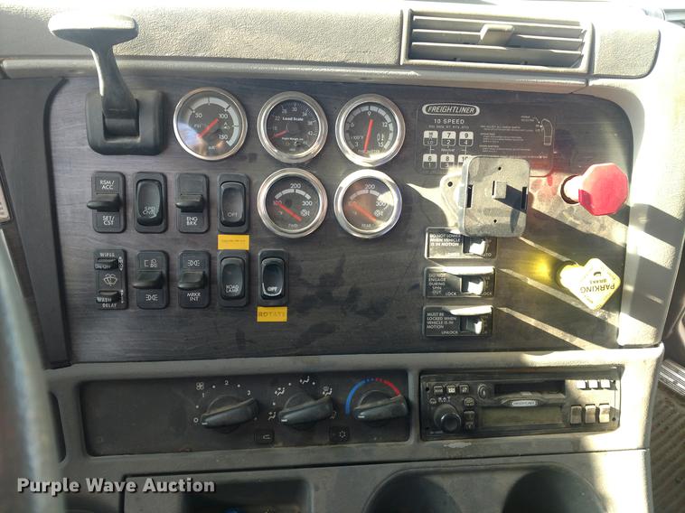 image for item DC0933 2006 Freightliner Columbia semi truck