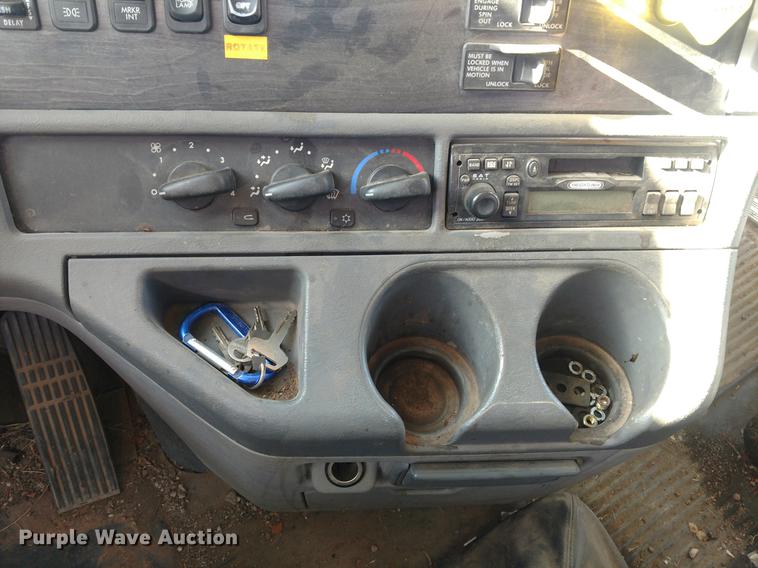 image for item DC0933 2006 Freightliner Columbia semi truck