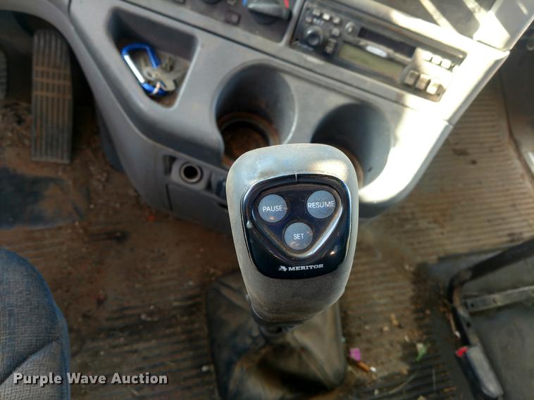 image for item DC0933 2006 Freightliner Columbia semi truck