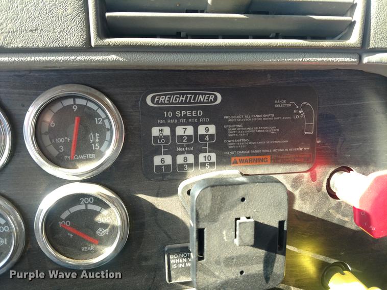 image for item DC0933 2006 Freightliner Columbia semi truck