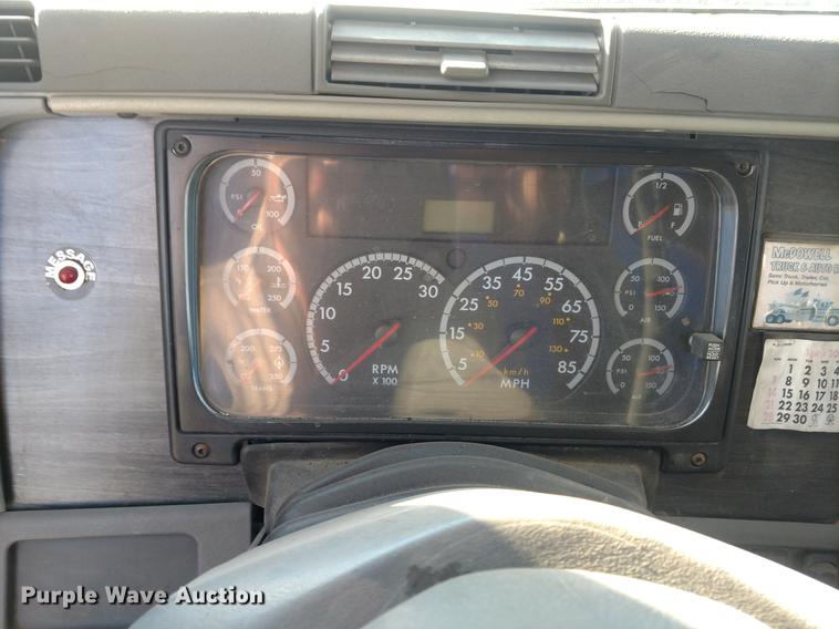 image for item DC0933 2006 Freightliner Columbia semi truck