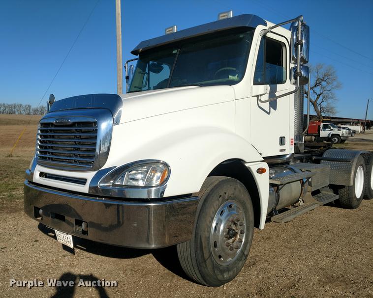 image for item DC0933 2006 Freightliner Columbia semi truck