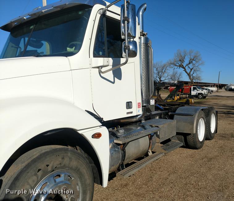 image for item DC0933 2006 Freightliner Columbia semi truck