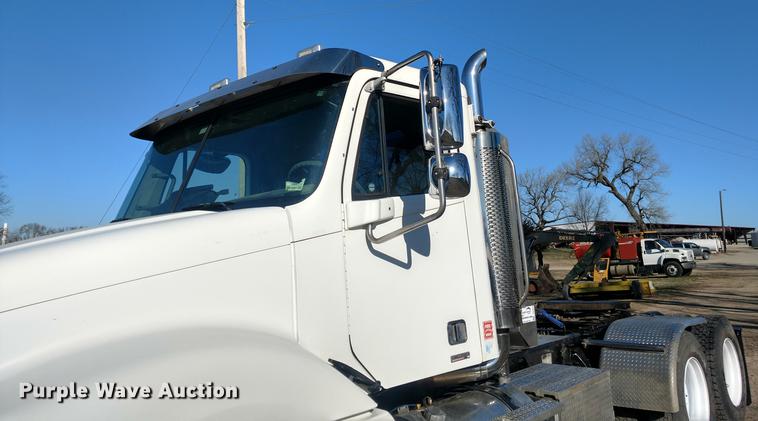 image for item DC0933 2006 Freightliner Columbia semi truck