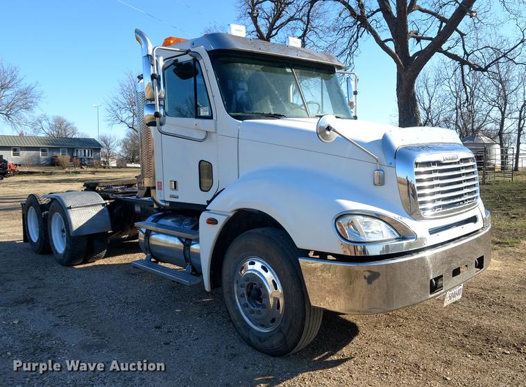 image for item DC0933 2006 Freightliner Columbia semi truck