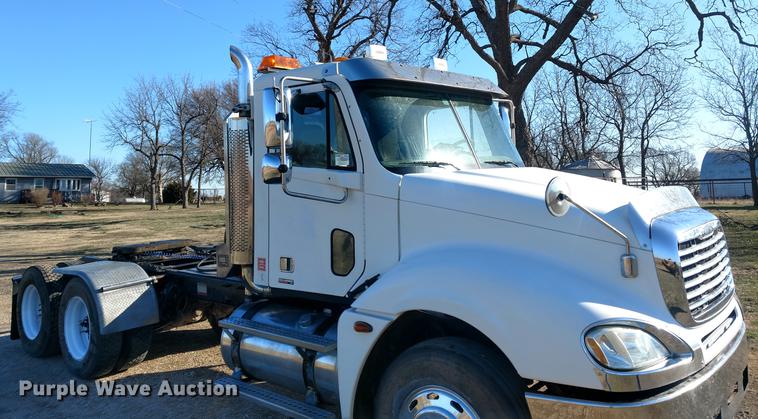 image for item DC0933 2006 Freightliner Columbia semi truck