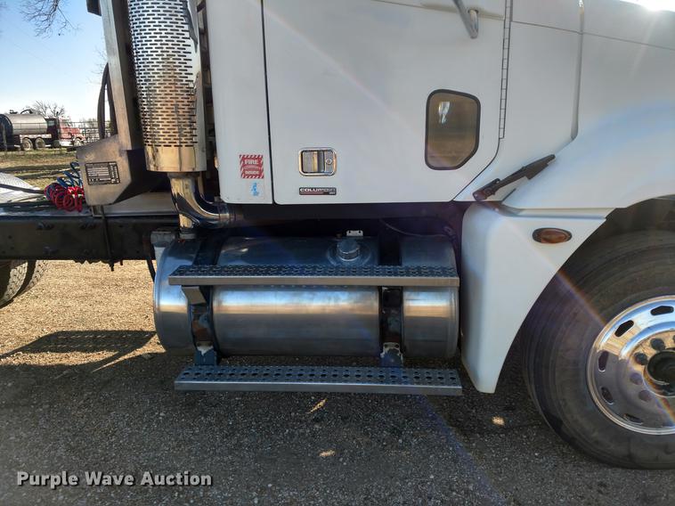 image for item DC0933 2006 Freightliner Columbia semi truck