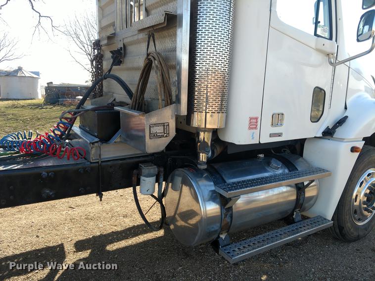 image for item DC0933 2006 Freightliner Columbia semi truck