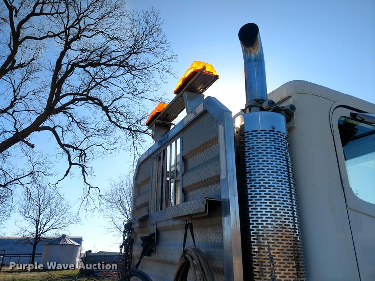 image for item DC0933 2006 Freightliner Columbia semi truck