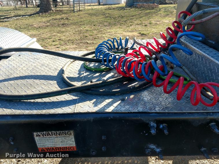 image for item DC0933 2006 Freightliner Columbia semi truck