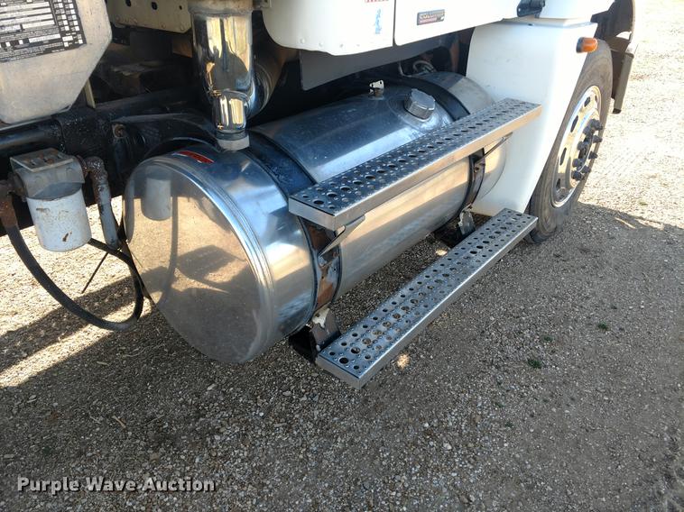 image for item DC0933 2006 Freightliner Columbia semi truck