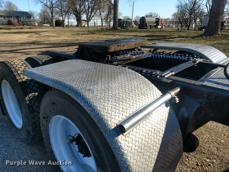 image for item DC0933 2006 Freightliner Columbia semi truck