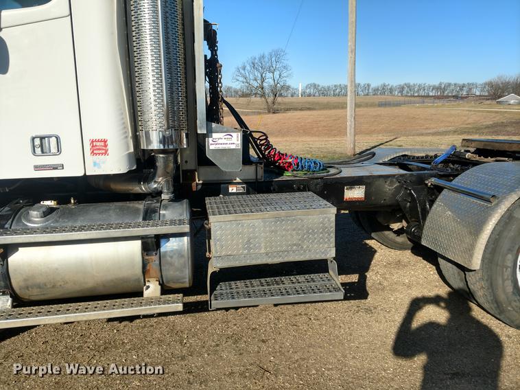 image for item DC0933 2006 Freightliner Columbia semi truck