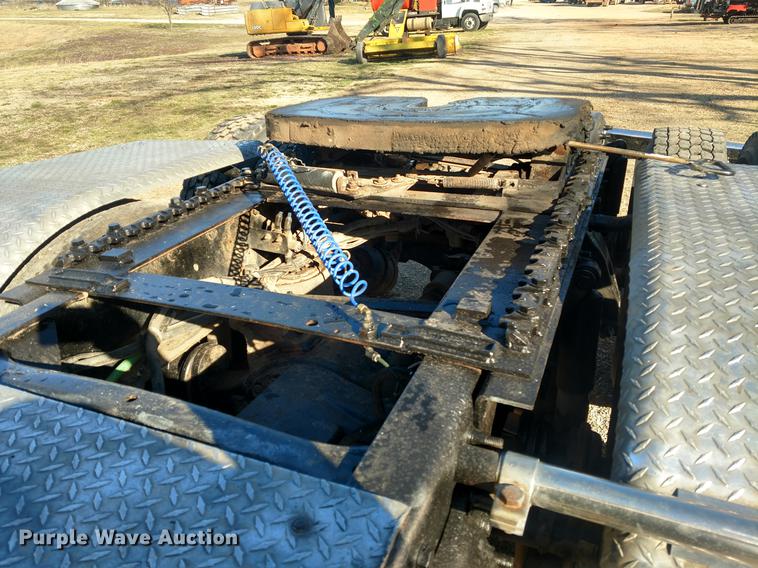 image for item DC0933 2006 Freightliner Columbia semi truck