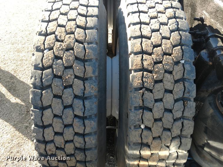 image for item DC0933 2006 Freightliner Columbia semi truck