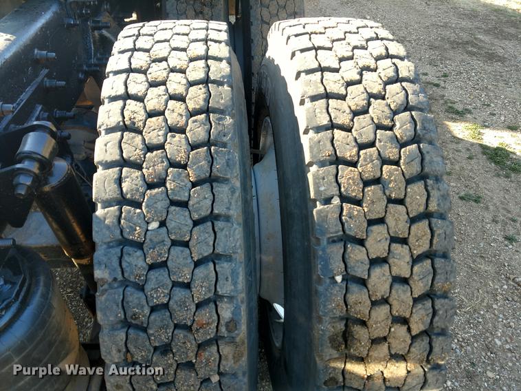 image for item DC0933 2006 Freightliner Columbia semi truck