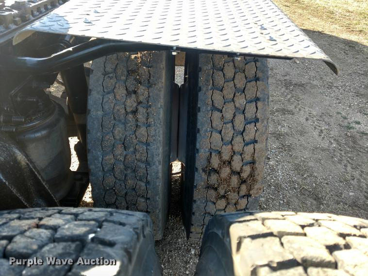 image for item DC0933 2006 Freightliner Columbia semi truck