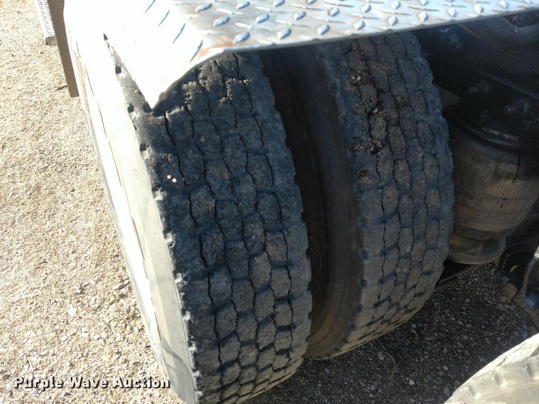 image for item DC0933 2006 Freightliner Columbia semi truck