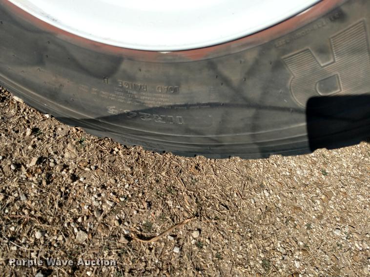 image for item DC0933 2006 Freightliner Columbia semi truck