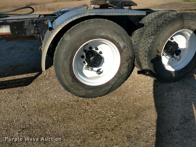 image for item DC0933 2006 Freightliner Columbia semi truck