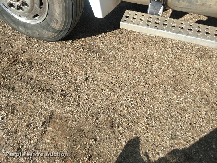 image for item DC0933 2006 Freightliner Columbia semi truck