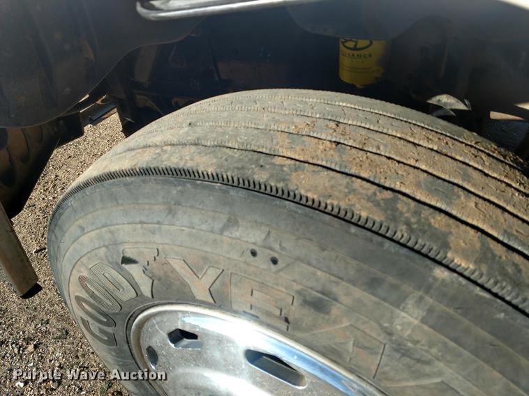 image for item DC0933 2006 Freightliner Columbia semi truck