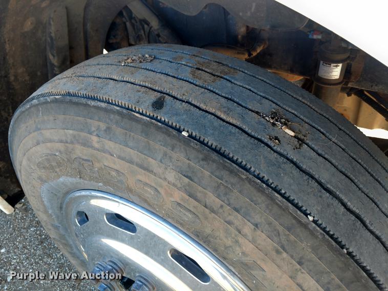 image for item DC0933 2006 Freightliner Columbia semi truck