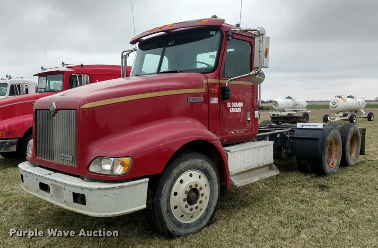 image for item DC0951 2001 International 9400i semi truck