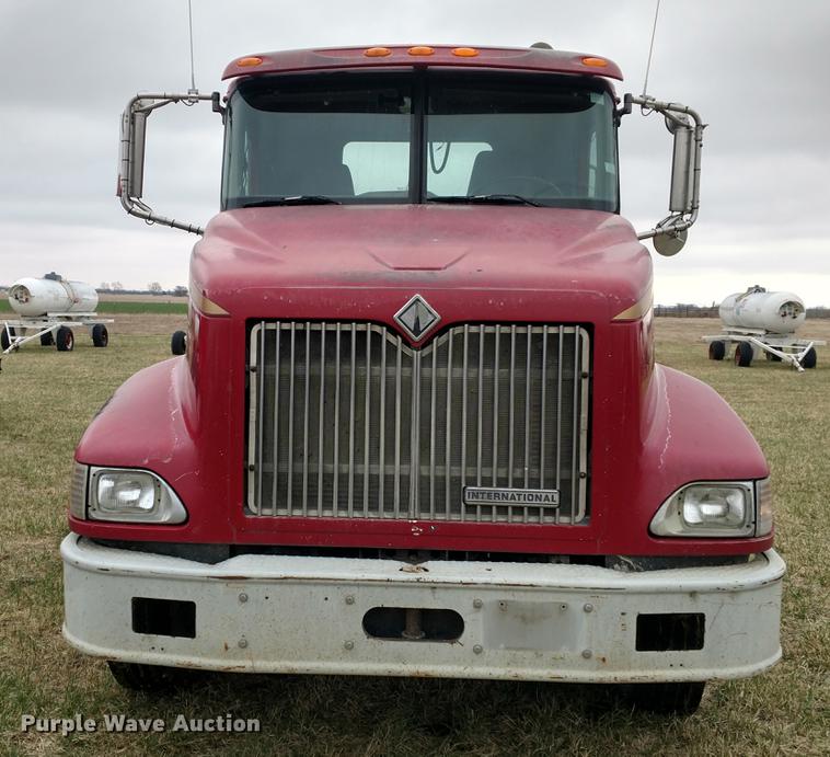 image for item DC0951 2001 International 9400i semi truck