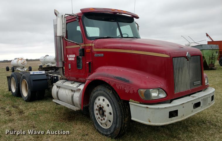 image for item DC0951 2001 International 9400i semi truck