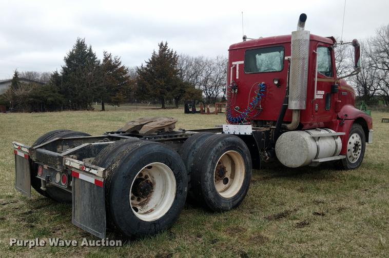 image for item DC0951 2001 International 9400i semi truck