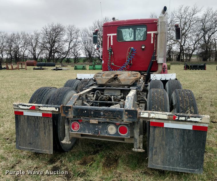 image for item DC0951 2001 International 9400i semi truck