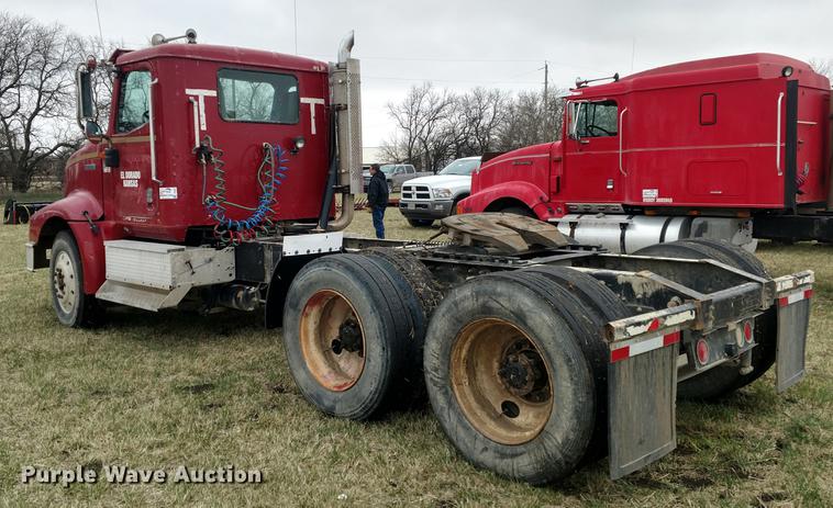 image for item DC0951 2001 International 9400i semi truck