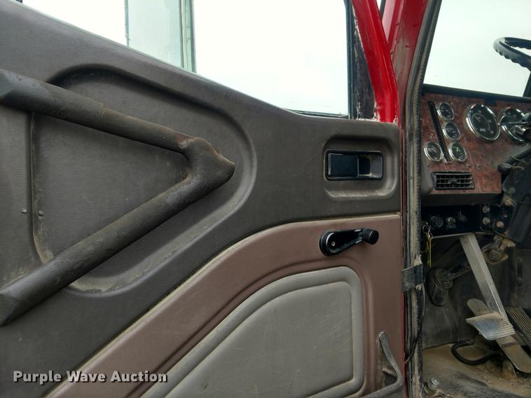 image for item DC0951 2001 International 9400i semi truck