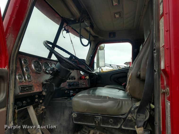 image for item DC0951 2001 International 9400i semi truck