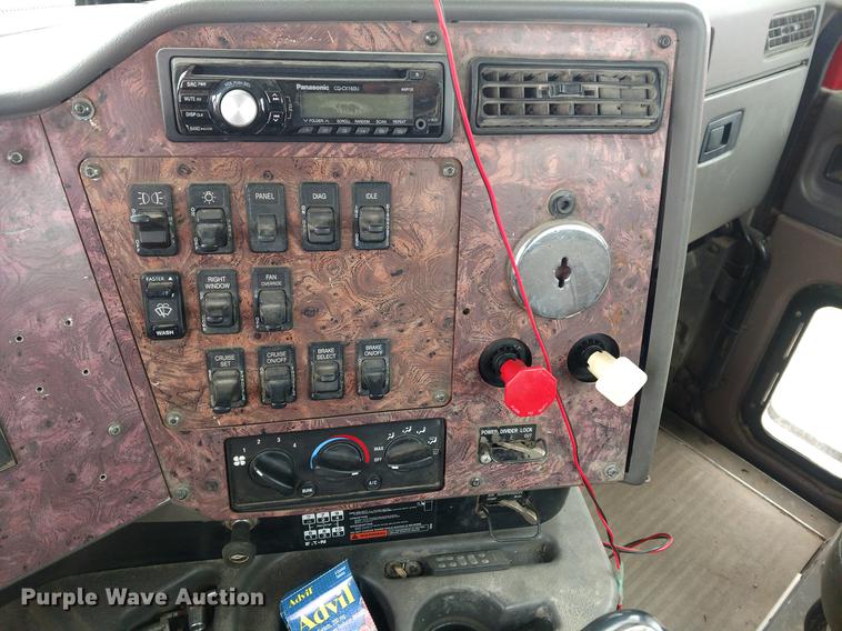 image for item DC0951 2001 International 9400i semi truck