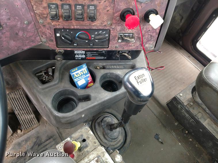 image for item DC0951 2001 International 9400i semi truck